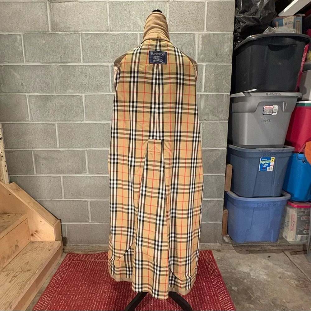 Burberry trench coat. - Picture 7 of 14